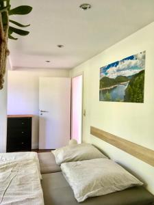 1 dormitorio con 1 cama y una pintura en la pared en Maisonette Wohnung Südstadtvilla, en Eisenach