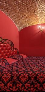 リヴィウにあるApartment Masoch Styleの赤いベッドルーム(ベッド1台付)