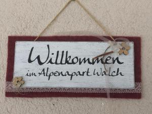 un letrero colgado en una pared que lee la naturaleza en agregada en Alpenapart Walch, en Jerzens