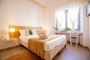 - une chambre avec un lit et un panier dans l'établissement La Casa Della Zia, à San Pancrazio Salentino