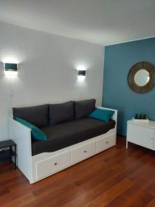 a bed in a room with blue walls at Le Gambetta in Poitiers