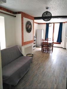 a living room with a couch and a table at Appartement T2 quartier château de Pau in Pau