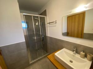 Ένα μπάνιο στο Hotel Mikros Paradisos