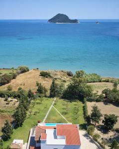 LithakiaにあるVilla Rivazzurraの家屋と海の空の景色