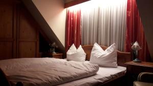 Ein Bett oder Betten in einem Zimmer der Unterkunft Hotel Feiler