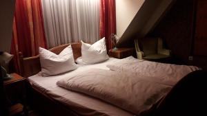 Ein Bett oder Betten in einem Zimmer der Unterkunft Hotel Feiler