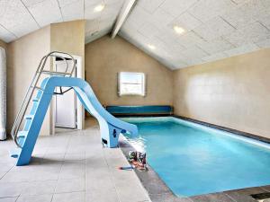 una piscina cubierta con un tobogán en una habitación en Nine-Bedroom Holiday home in Idestrup 2, en Bøtø By