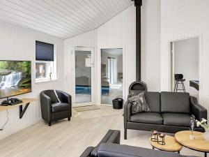 Bøtø ByにあるNine-Bedroom Holiday home in Idestrup 2のリビングルーム(ソファ、椅子付)