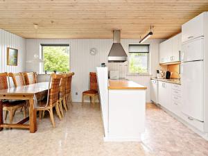 cocina y comedor con mesa y sillas en 6 person holiday home in Ulfborg en Ulfborg