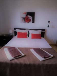 a bedroom with a bed with two towels on it at Alojamento Rural de Colmeais in Colmeais