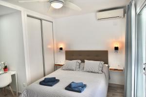 ネルハにあるStudio Torresol Nerjaのベッドルーム1室(青いタオル付きのベッド1台付)