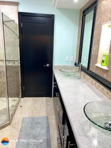 A bathroom at Linda Vista 106