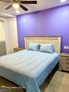 Linda Vista 106 في بورتو بيناسكو: غرفة نوم بسرير كبير وبجدار ارجواني