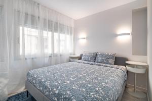 1 dormitorio con cama y ventana en Comtal homey apartments, en Barcelona