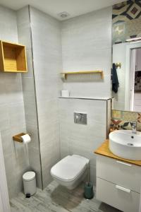ネルハにあるStudio Torresol Nerjaのバスルーム(トイレ、洗面台付)