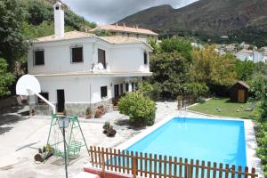 una imagen de una villa con piscina en Casa Rural Olivillas Garden-Sierra Nevada, en Güéjar-Sierra