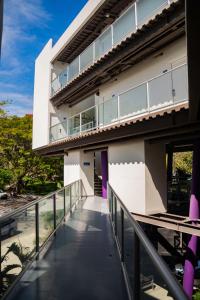 an external view of a building with a walkway at AM Hotel y Plaza in Santa Cruz Huatulco
