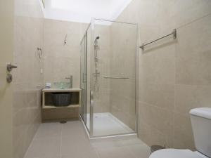 A bathroom at Vanzeleres 285