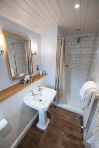 A bathroom at Wheelwrights Arms Country Inn & Pub