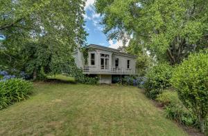 Gallery image of Elegant Villa Nestled In The Trees in Nelson