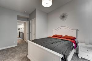 Un pat sau paturi într-o cameră la Three-Bedroom with Fireplace #41 Sunalta Downtown