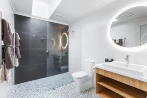 ein Badezimmer mit Waschbecken, Toilette und Spiegel in der Unterkunft City Courtyard Two Apartment in Mount Gambier + 22 Fotos