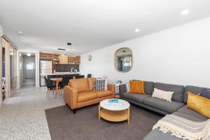 ein Wohnzimmer mit Sofa und Tisch in der Unterkunft City Courtyard Two Apartment in Mount Gambier