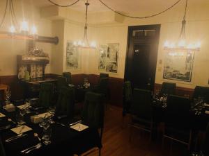 A restaurant or other place to eat at Auberge Presbytere Mont Lac-Vert