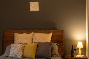 uma cama com almofadas e um relógio na parede em Platypus Waters B&B em Smithton