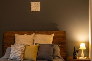 1 cama con almohadas y reloj en la pared en Platypus Waters B&B, en Smithton