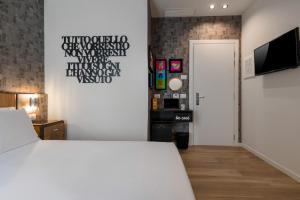 Een bed of bedden in een kamer bij Up Hotel