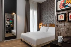 Een bed of bedden in een kamer bij Up Hotel