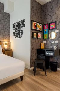 Een bed of bedden in een kamer bij Up Hotel