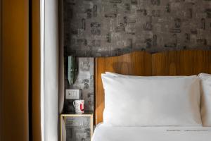 Een bed of bedden in een kamer bij Up Hotel