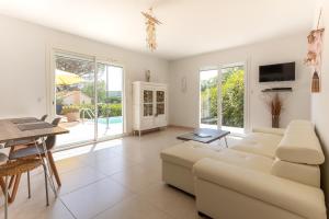 a living room with a couch and a table at Les Bastides du Haut Para in Bormes-les-Mimosas