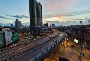 uitzicht op een drukke stadsstraat 's nachts bij BB Glass House in Bangkok