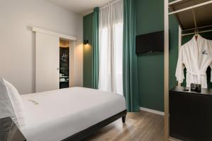 Een bed of bedden in een kamer bij Up Hotel