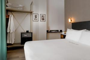 Een bed of bedden in een kamer bij Up Hotel