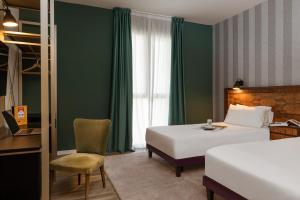 Een bed of bedden in een kamer bij Up Hotel
