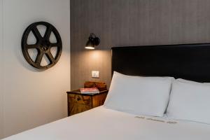 Een bed of bedden in een kamer bij Up Hotel