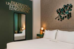 Een bed of bedden in een kamer bij Up Hotel