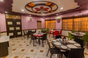 un restaurant avec des tables et des chaises et un plafond dans l'établissement Shri Ram Residency, à Jodhpur