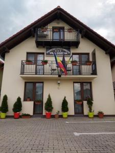 un bâtiment avec deux cerfs-volants sur son côté dans l'établissement Charter Apartments Costea, à Sibiu