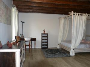 a bedroom with a bed and a desk and a desk at Domaine de Bonnet in Castelnau-de-Lévis