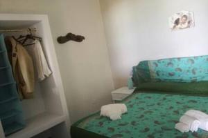 サンタンブロージョにあるPanoramic Apartment Cefalúのベッド1台(タオル付)が備わる小さな客室です。