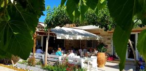 um grupo de pessoas sentadas num restaurante em Alonia Hotel em Kalamaki