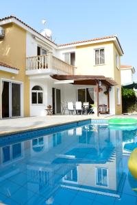 Bazén v ubytování Exellent 3 bedroom Villa in Coral Bay nebo v jeho okolí