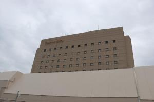 Un edificio con un cartel en la parte superior. en Aizuwakamatsu Washington Hotel, en Aizuwakamatsu