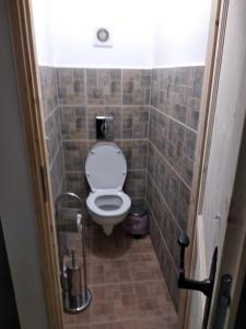 A bathroom at Berkenye-lak