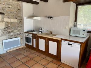 a kitchen with a sink and a microwave at Soie Villalunoterie Futuroscope Piscine Spa 6pers in Oyré